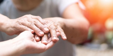parkinson-hastaligi-ve-dunya-beyin-gunu-belirtiler-risk-faktorleri-ve-yonetim-25FE1dGg.jpg