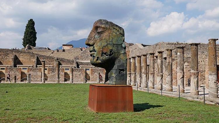 Pompeii: Tarihin Kayıp Şehri ve Vezüv Yanardağı'nın Patlaması