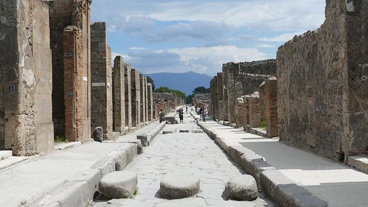 Pompeii: Tarihin Kayıp Şehri ve Vezüv Yanardağı'nın Patlaması