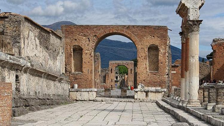 Pompeii: Tarihin Kayıp Şehri ve Vezüv Yanardağı'nın Patlaması