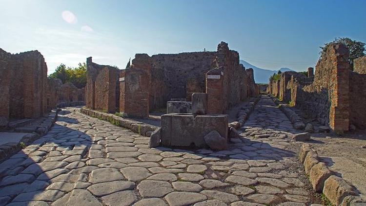 Pompeii: Tarihin Kayıp Şehri ve Vezüv Yanardağı'nın Patlaması