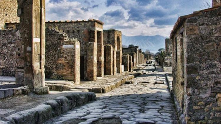 Pompeii: Tarihin Kayıp Şehri ve Vezüv Yanardağı'nın Patlaması