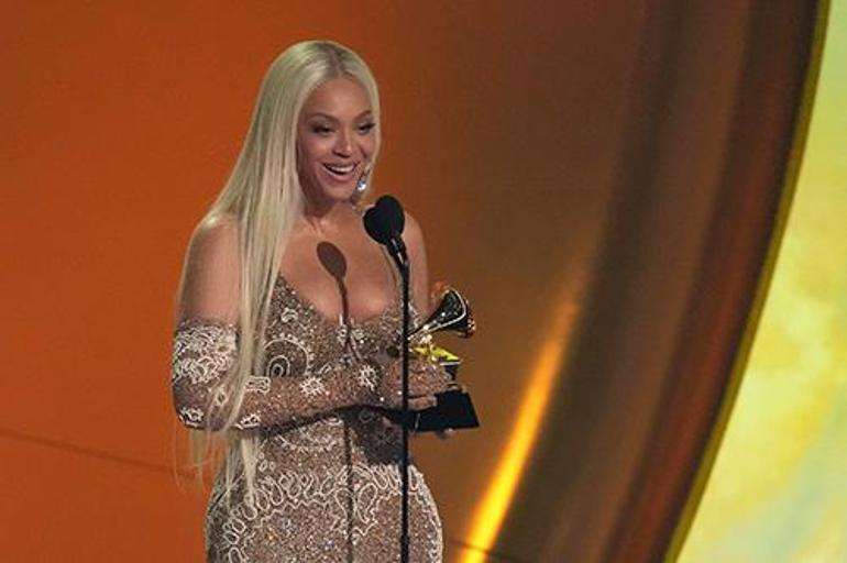 67. Grammy Ödülleri Töreninde Kırmızı Halıda Göz Kamaştıran Anlar