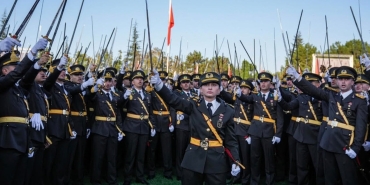 chpden-tegmenler-itibar-reaksiyonu-general-tarikatci-agirlarken-ne-oldu-d5cXj1Tq.jpg