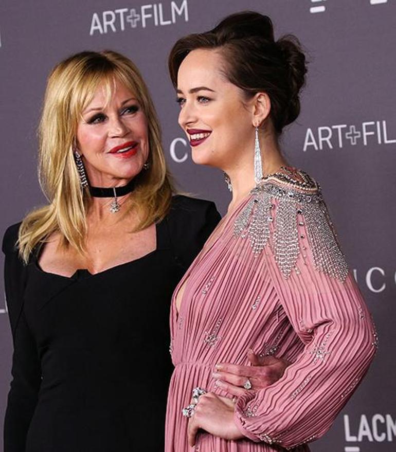 Chris Martin ve Dakota Johnson'ın Hindistan Seyahati: Ayrılık İddialarını Aştılar