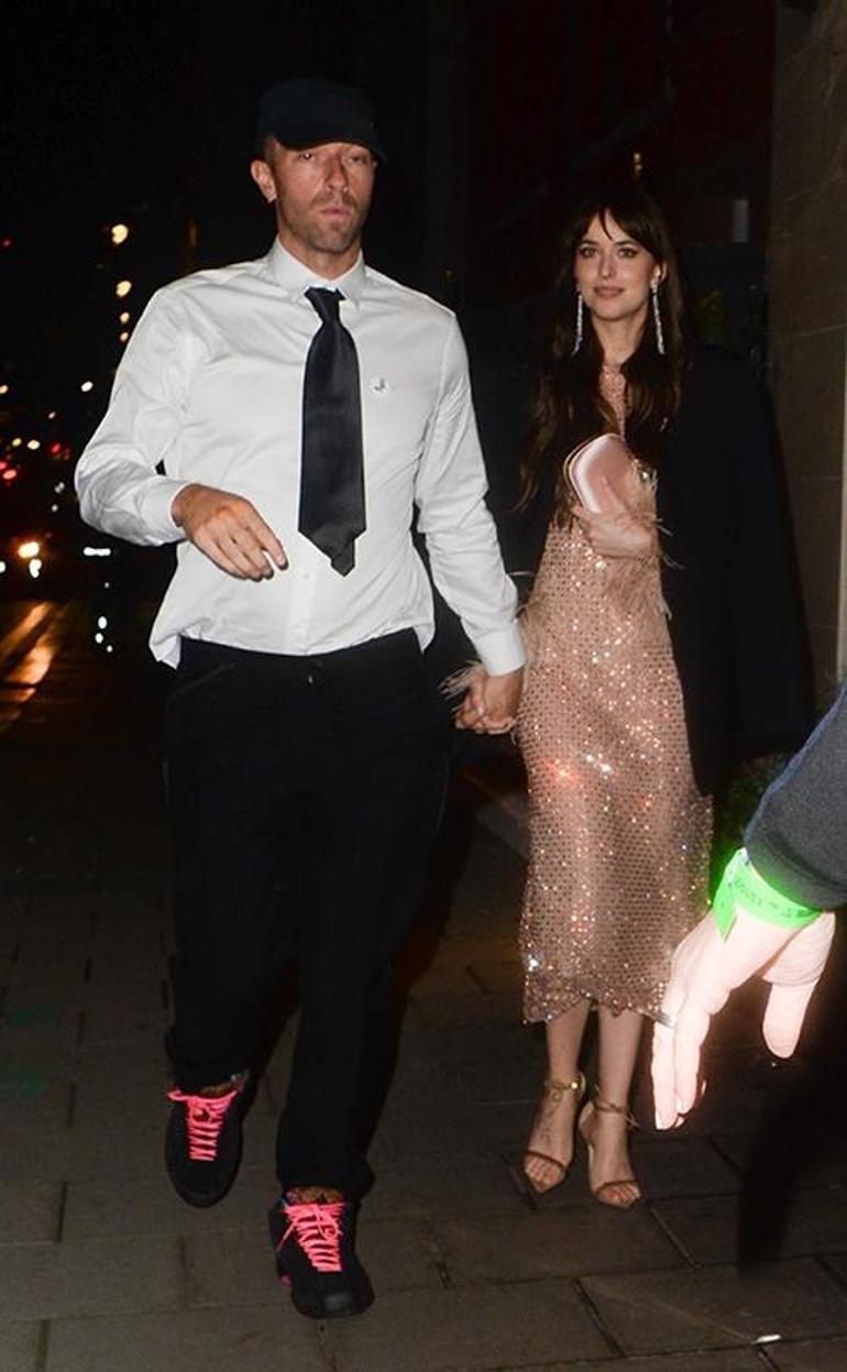 Chris Martin ve Dakota Johnson'ın Hindistan Seyahati: Ayrılık İddialarını Aştılar