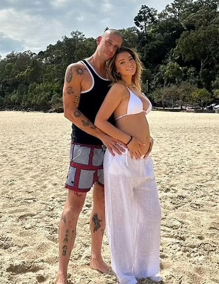 Example ve Daisy Cox, Yeni Yıla Bebekle Girdi