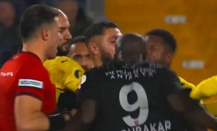 Fenerbahçe - Hatayspor Maçındaki Hakem Kararları ve Değerlendirmeler