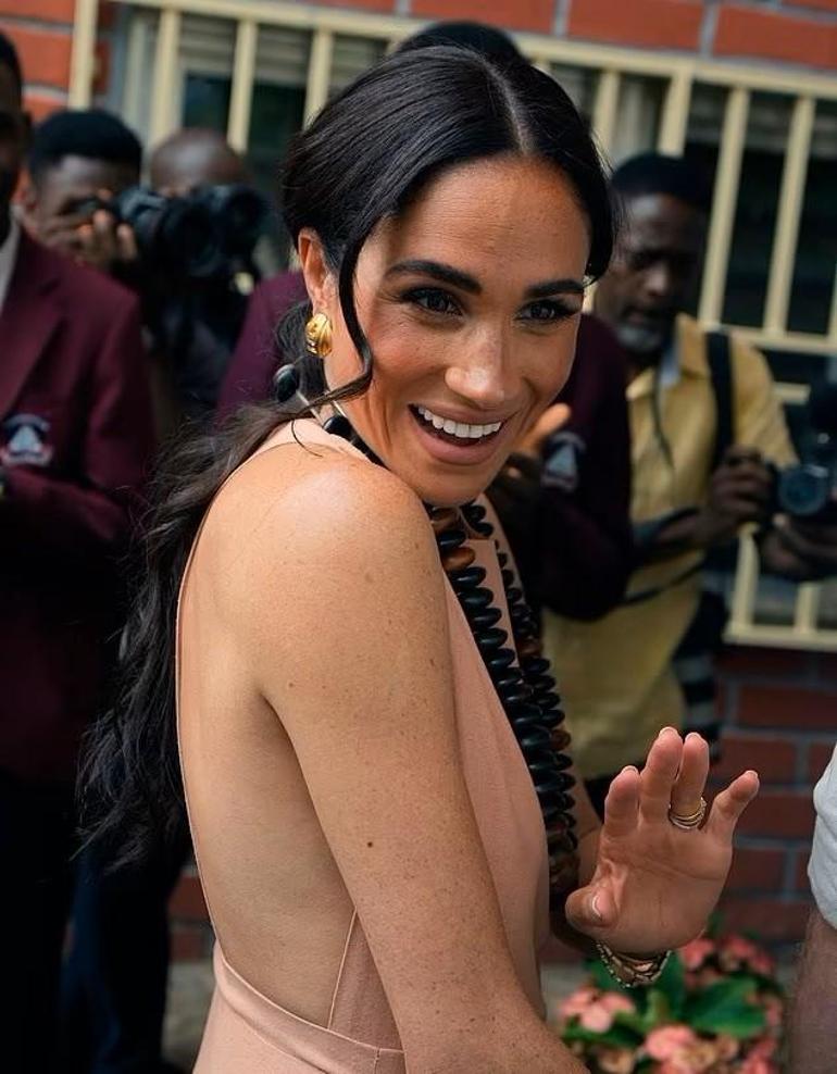 Harry ve Meghan'ın Yeni Yıl Mesajı ve Sosyal Medyaya Dönüşü