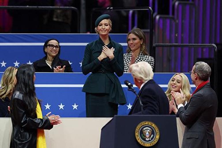 Ivanka Trump'ın Dikkat Çeken Şıklığı: Etkinliklerdeki Zarif Kıyafet Seçimleri