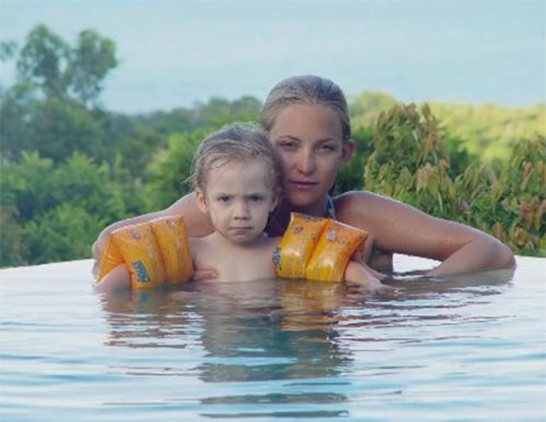 Kate Hudson'ın Genç Yaşta Anne Olma Deneyimi ve Aile İlişkileri