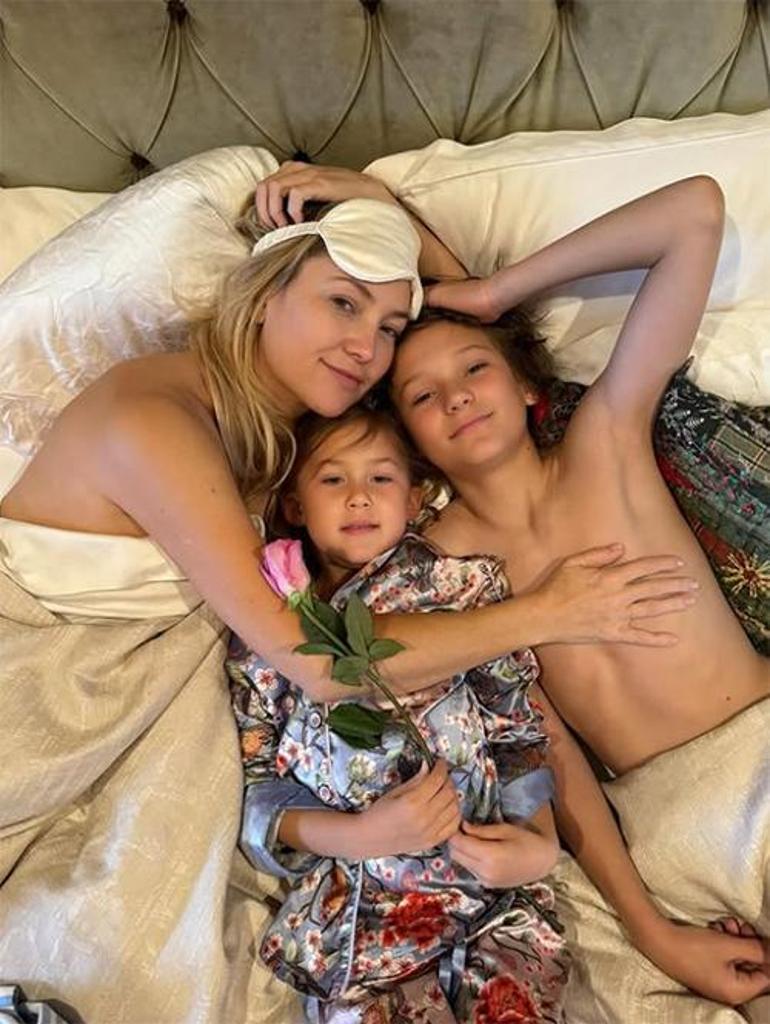 Kate Hudson'ın Genç Yaşta Anne Olma Deneyimi ve Aile İlişkileri