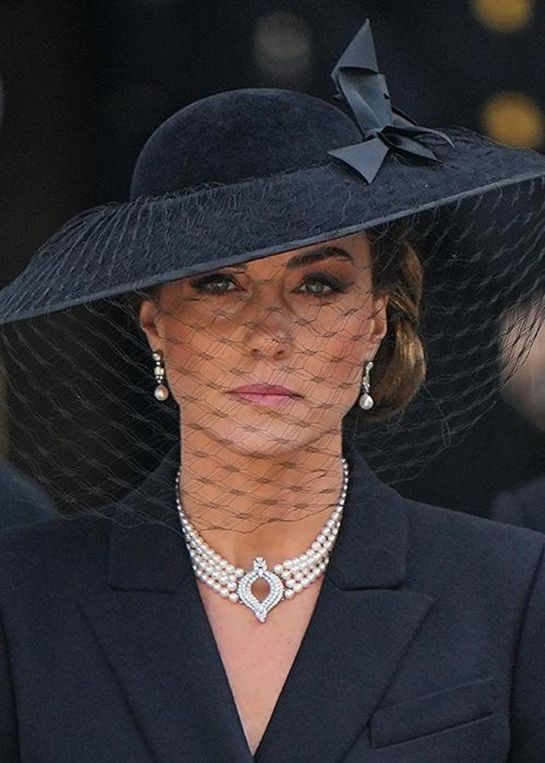 Kate Middleton'ın Yas Geleneği ve İnci Takıları