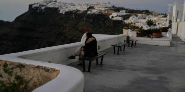 komsu-besik-uzere-sallanmaya-devam-ediyor-yarim-saatte-8-sarsinti-turistler-huzursuz-ywSDMF3I.jpg