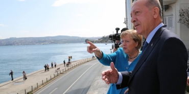 merkel-anlatiyor-avrupa-turkiyeyi-3-milyar-avroya-nasil-kandirdi-xNnkxidV.jpg
