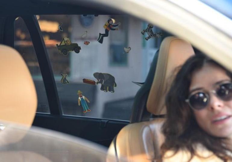 Cama Renkli Sticker'lar Yapıştırdı