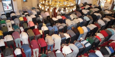seferi-olan-bir-kimse-mukim-imamin-gerisinde-namazini-nasil-kilar-OTrmWw6Y.jpeg