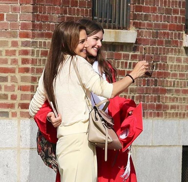 Suri Cruise'un Büyüme Hikayesi: Anne ve Babasıyla İlişkisi