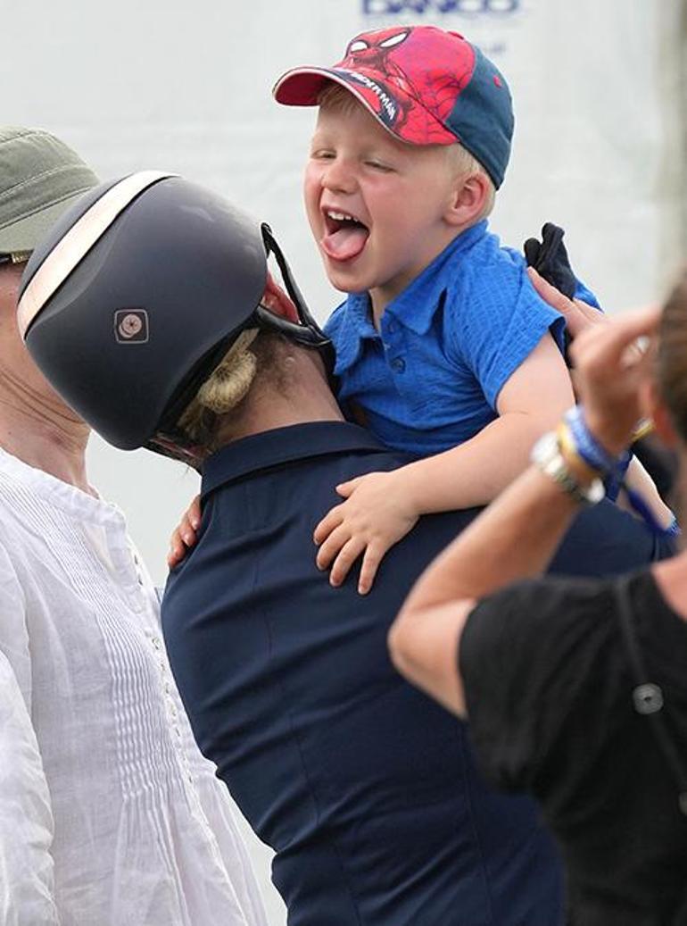 Zara Tindall'ın Evinin Banyosunda Doğum Hikayesi