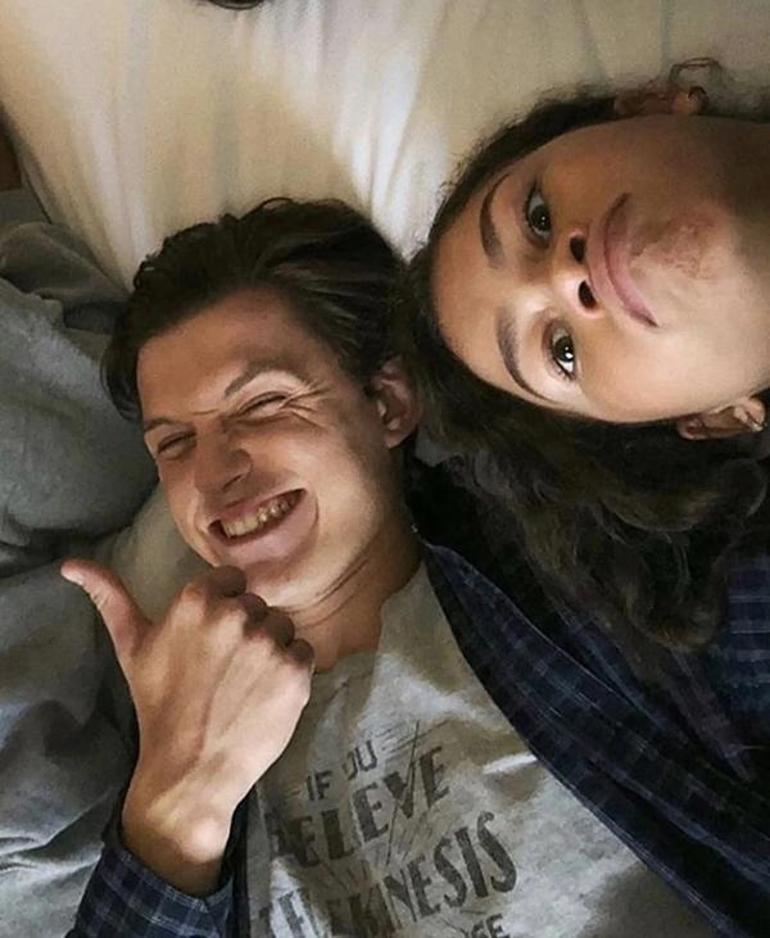 Zendaya'nın Altın Küre Törenindeki Şıklığı ve Nişan İddiaları